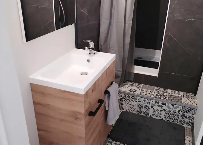 Etoile 21 - Dazzling View Of Canal